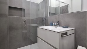 アパートメント (1 Bedroom) | バスルーム | シャワー、ビデ