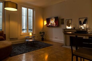 Deluxe appartement, uitzicht op de stad | Woonruimte | Televisie