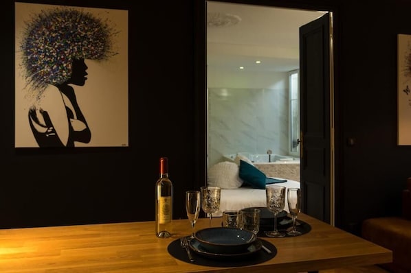 Deluxe appartement, uitzicht op de stad | Dineerruimte