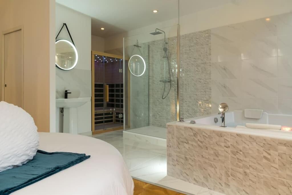 Deluxe Apartment, City View | Bathroom