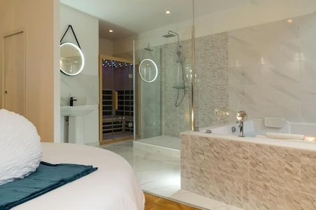 Deluxe Apartment, City View | Bathroom. La Maison De Céline