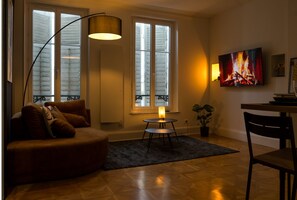 Deluxe-huoneisto, kaupunkinäköala | Oleskelualue | Televisio