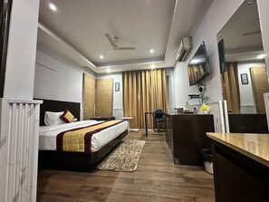 Luxury Double Room, Balcony, City View - VR RESIDENCY (Gurugram)