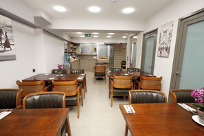 Tägliches einheimisches Frühstück (10 EUR pro Person)