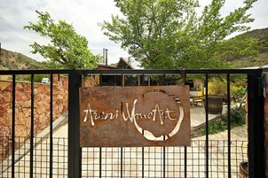 Una reja metálica rústica con un cartel que dice "Arni Wine Art".