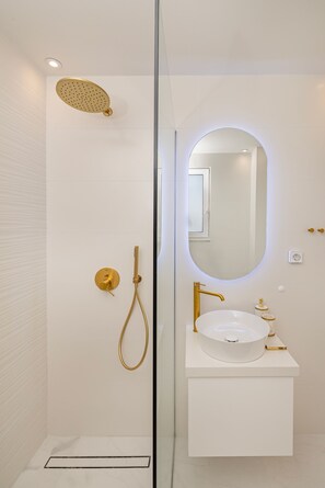 Douche, séchoir à cheveux, serviettes fournies, papier de toilette