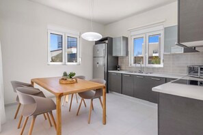 Micro-ondes, four, lave-vaisselle, cafetière/bouilloire