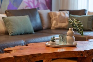 A wooden coffee table with a tray holding a small potted plant, a glass, and a white vase. - 5 Personen Haus mit Kamin (Aschaffenburg)
