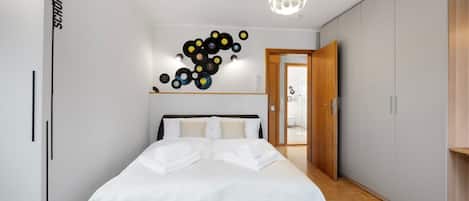 2 bedrooms, desk, iron/ironing board, WiFi (free)