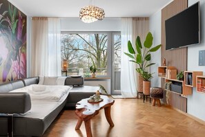 Fernseher, Kamin, DVD-Player, Bücher