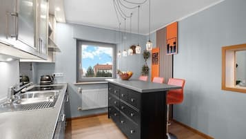 Wasserkocher mit Kaffee-/Teezubehör, Kühlschrank, Mikrowelle, Ofen