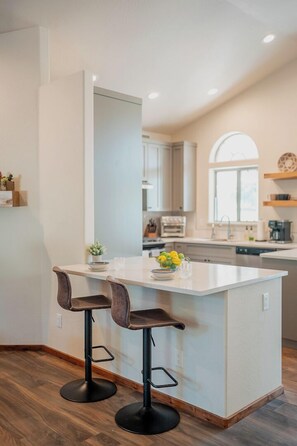 Fridge, microwave, oven, stovetop - New Listing Oak Creek Gem 3 Bed Jacuzzi On The Golf Course (Sedona)