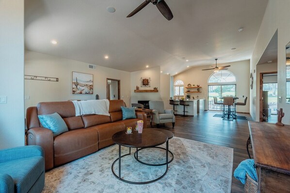 Smart TV, chimenea y oficina 