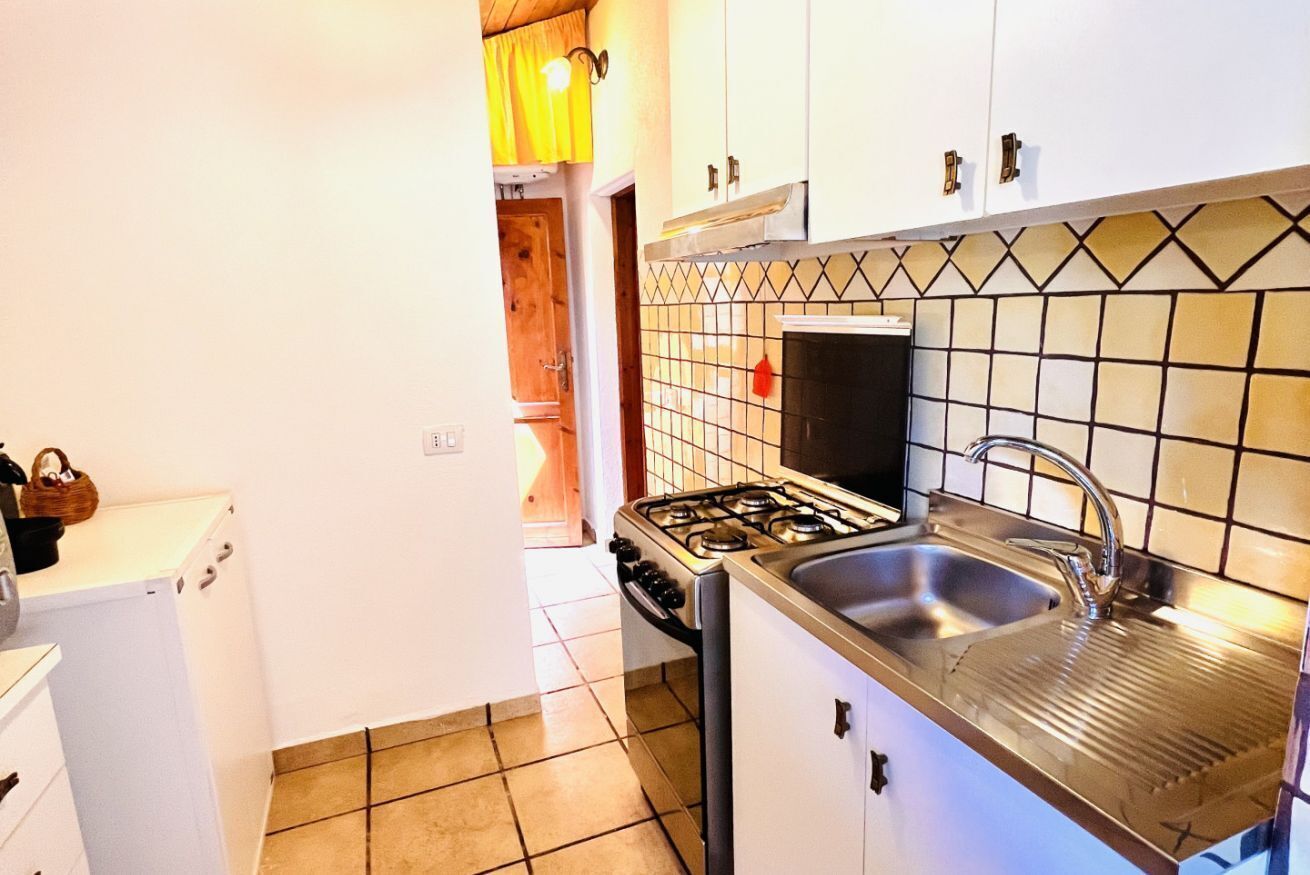 ثلاجة، موقد طهي مسطح، غسالة أطباق، ماكينة لصنع القهوة/الشاي