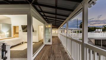 8 bedrooms, desk, iron/ironing board, free WiFi