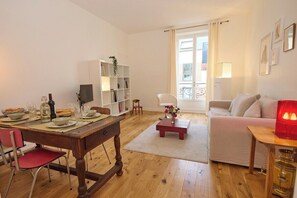 Living area - Geranimus Picasso Hearth of Paris (Paris)