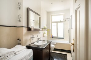 Shower, hair dryer, towels - 4 People - Designer Apartment (Leipzig)