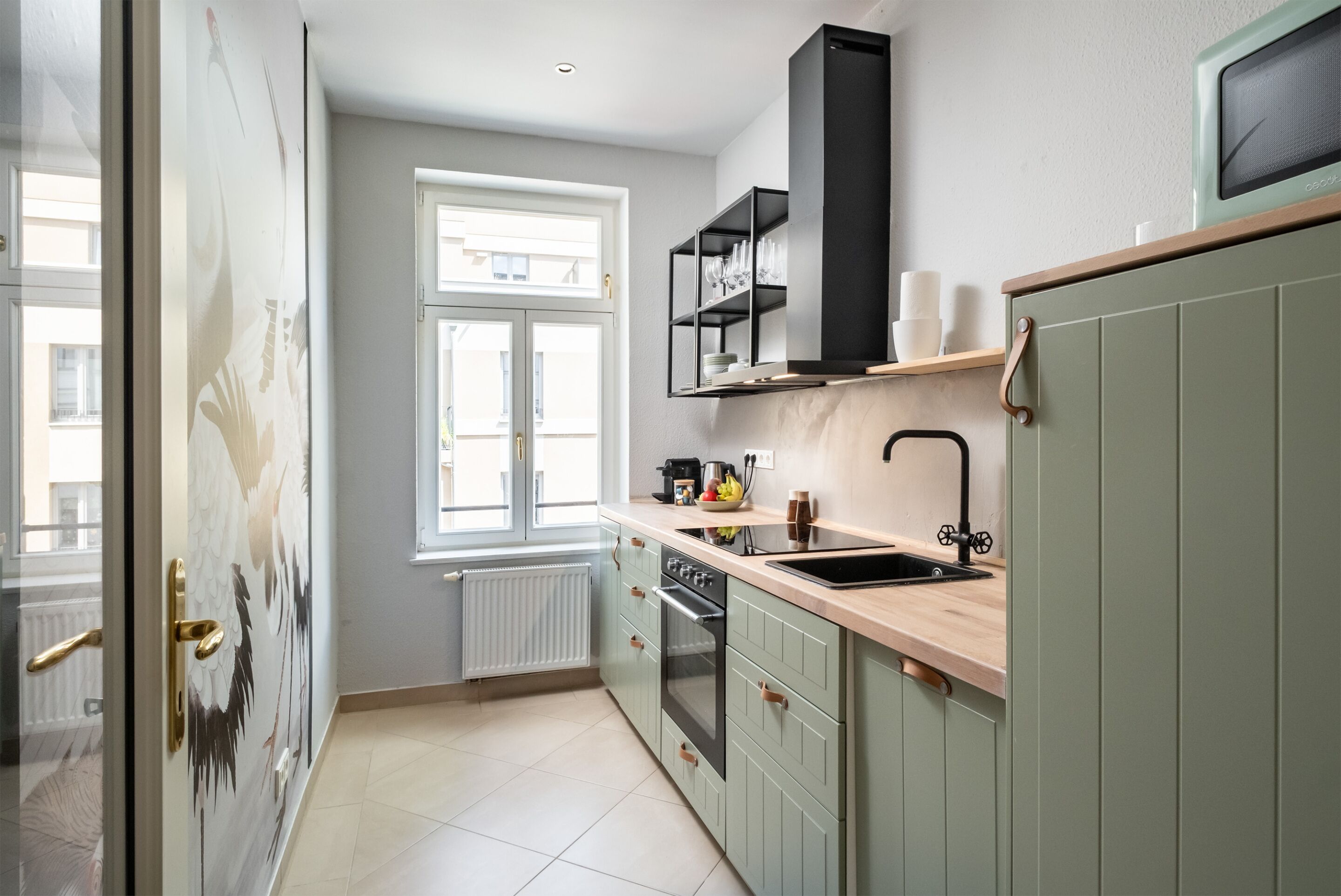 Wasserkocher mit Kaffee-/Teezubehör, Kühlschrank, Mikrowelle, Ofen