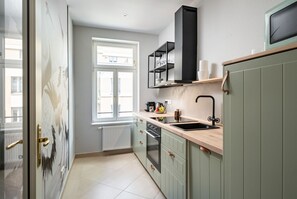 Coffee/tea maker, fridge, microwave, oven