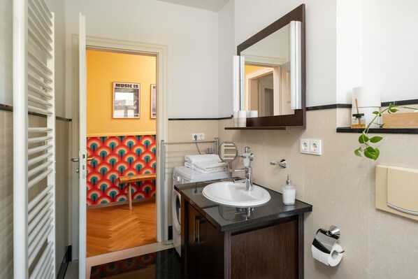 Bathroom - 4 People - Designer Apartment (Leipzig)