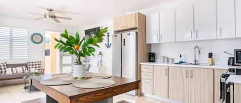 Kühlschrank, Mikrowelle, Ofen, Wasserkocher mit Kaffee-/Teezubehör