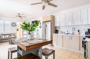 Jääkaappi, mikroaaltouuni, uuni, kahvin-/teenkeitin