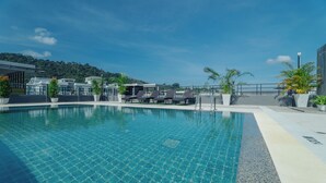 Hồ bơi ngoài trời