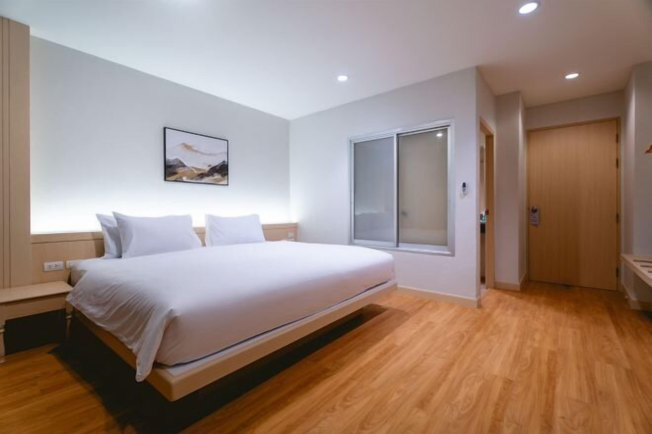 Desk, laptop workspace, free WiFi