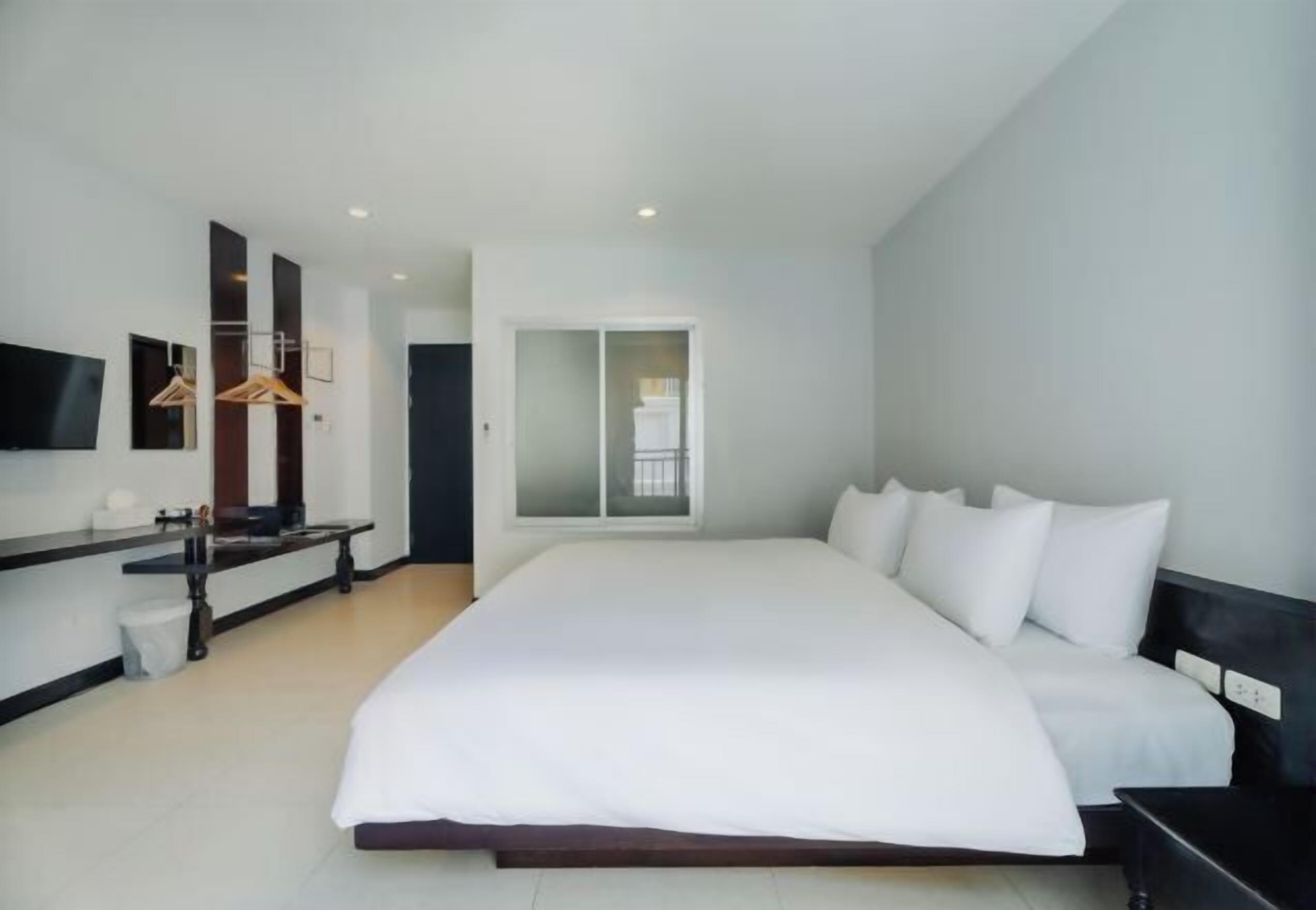 Desk, laptop workspace, free WiFi