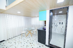 Secadora de cabello, toallas, jabón, papel de baño