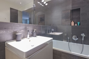 Shower, hair dryer, towels - 6 person luxury apartment (Berlin)