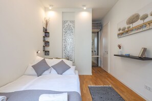 3 bedrooms, desk, iron/ironing board, free WiFi
