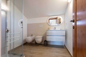 Chuveiro, bidê, sabonete, papel higiênico