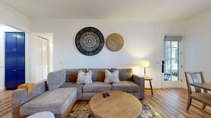 TV, fireplace, offices