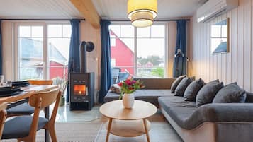 Smart-TV, Kamin, DVD-Player, Bücher