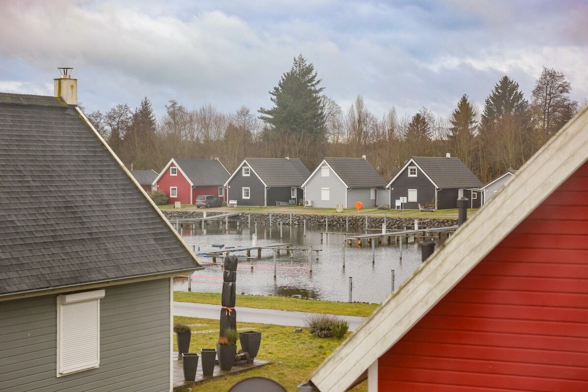 Une rangée de maisons avec un plan d'eau au premier plan.