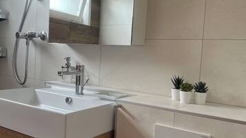 Douche, sĂšche-cheveux, serviettes fournies