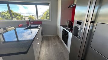 Geladeira, micro-ondas, fogão, cooktop