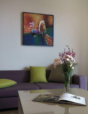 Habitación ejecutiva, vista al mar | Área de sala de estar | Televisión 