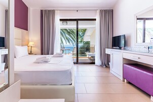 Habitación superior, vistas al mar | Sistema de insonorización, tabla de planchar con plancha, wifi gratis