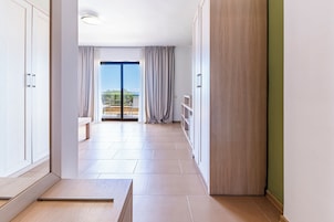 Camera Executive, vista mare | Area soggiorno | TV