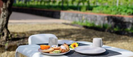 Café da manhã completo grátis todos os dias