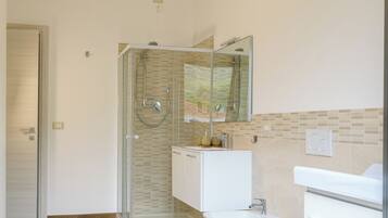 Chambre Double Confort, balcon, vue montagne | Salle de bain