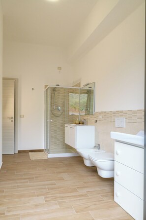 Comfort-Doppelzimmer, Balkon, Bergblick | Badezimmer