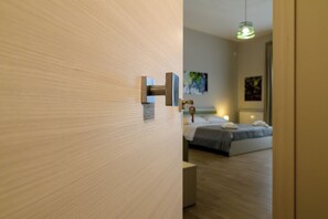 Comfort-værelse til 4 personer - balkon - bjergudsigt | Skrivebord, arbejdsområde til bærbare computere, mørklægningsgardiner
