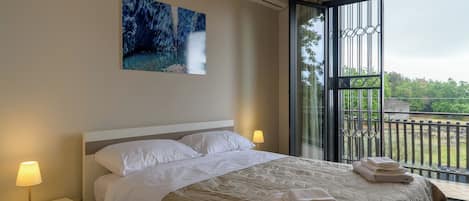 Comfort-Doppelzimmer, Balkon, Bergblick | Schreibtisch, laptopgeeigneter Arbeitsplatz, Verdunkelungsvorhänge