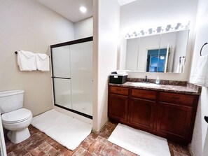 Jabón, shampoo, papel de baño 