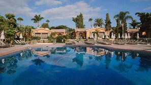 Outdoor pool, open 11:00 AM to 6:00 PM, pool umbrellas, pool loungers - Hotiday Gran Canaria Maspalomas (San Bartolome de Tirajana)