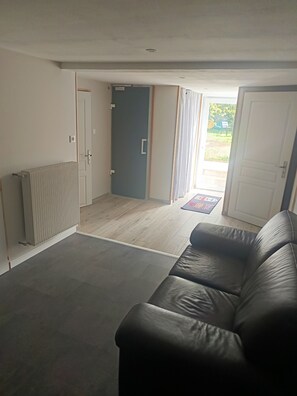 Interior - Apartment with exterior (Mirebeau)