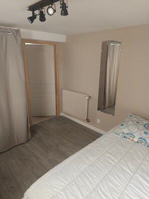 1 間睡房、熨斗/熨衫板、床單